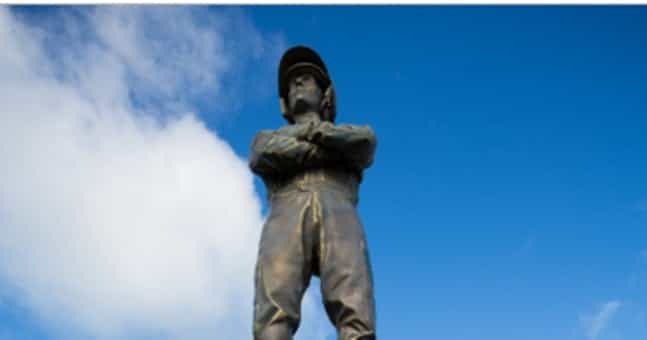 Paddy Power unveil massive 25ft statue on eve of Cheltenham