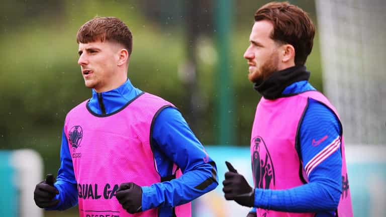Mason Mount and Ben Chilwell isolating after Billy Gilmour interaction