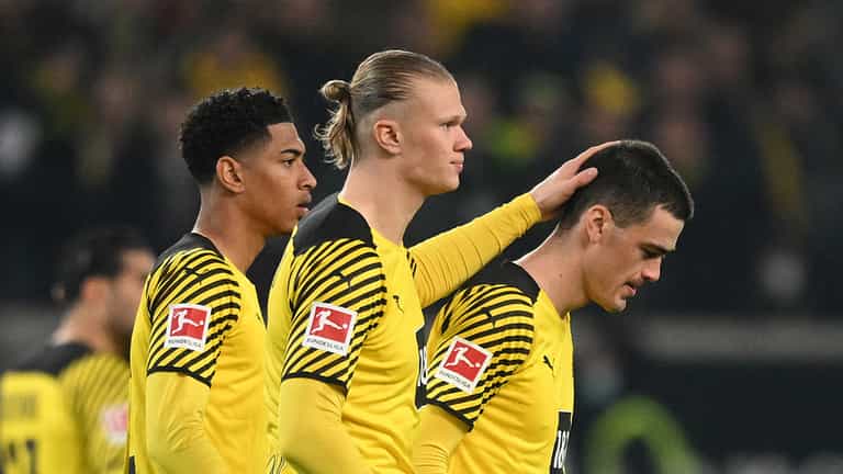 Borussia Dortmund’s Gio Reyna leaves pitch in tears after latest injury