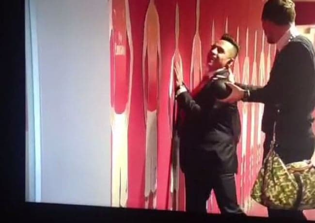 Vine: The lengths Alexis Sanchez would go to be taller is astounding