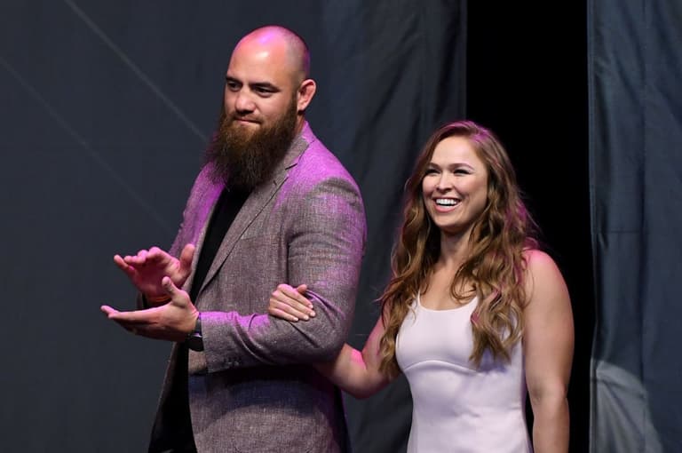 UFC vet Travis Browne punches ‘fan’ who attacked WWE legend Bret Hart UFC vet Travis Browne punches ‘fan’ who attacked WWE legend Bret Hart