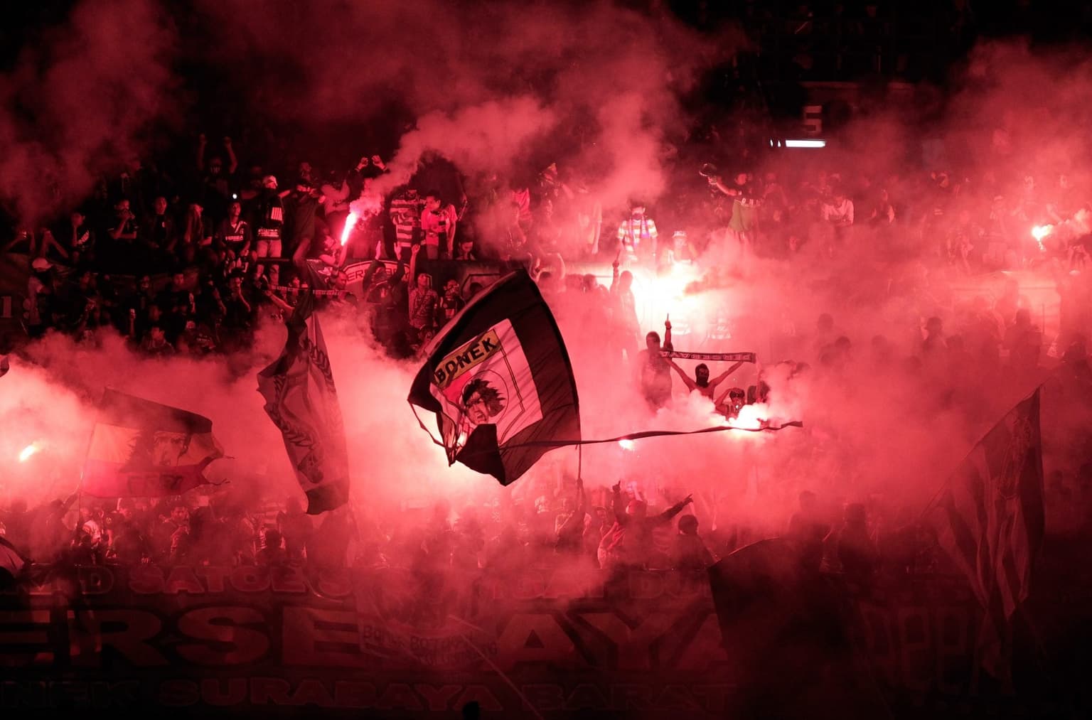 Hundreds killed after riot breaks out at football match