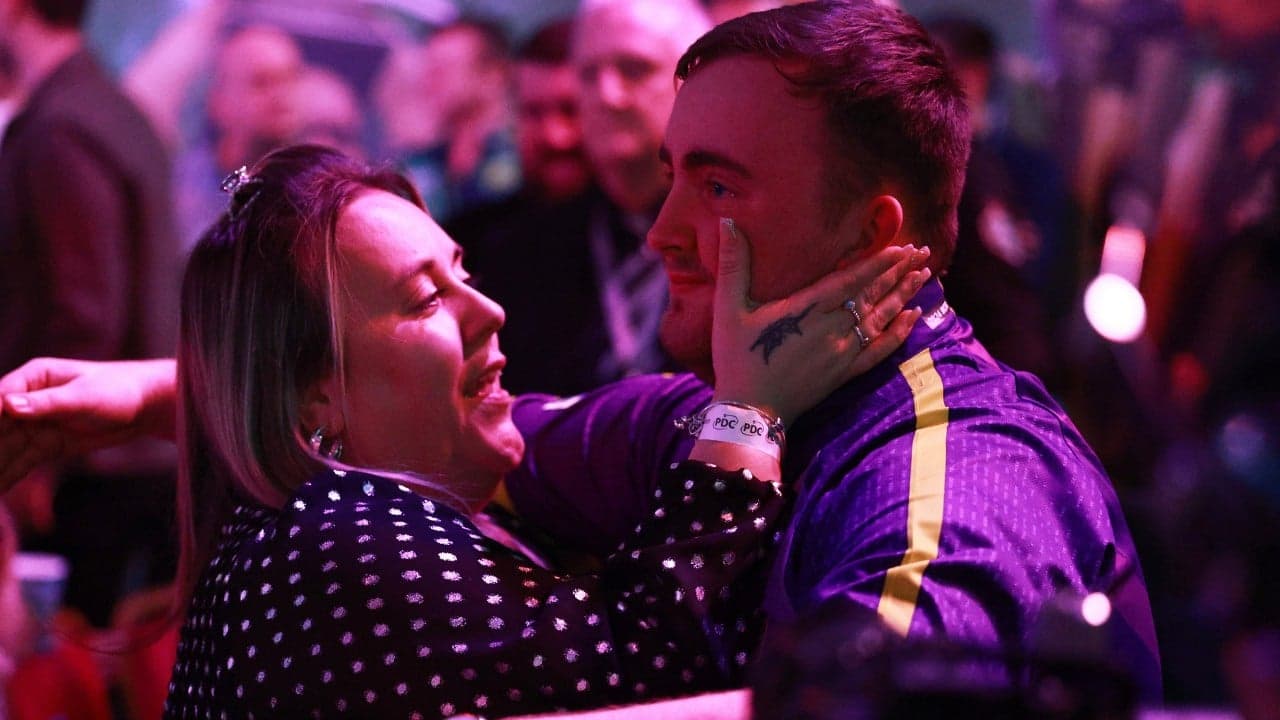 Gary Anderson stands up for Luke Littler after newspaper picture controversy