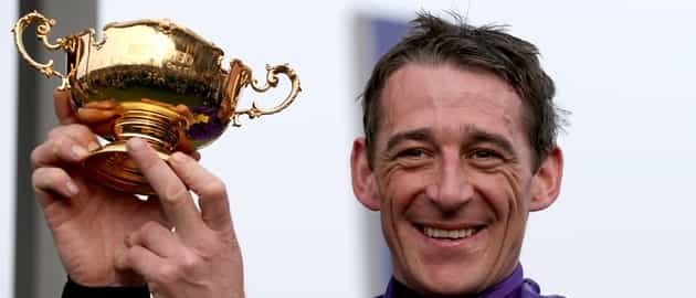 Vine: Davy Russell drops whip mid-race in Clonmel, borrows another from fellow rider Vine: Davy Russell drops whip mid-race in Clonmel, borrows another from fellow rider