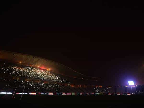 Floodlights failure causes Besiktas-Spurs to turn into an intimate concert Floodlights failure causes Besiktas-Spurs to turn into an intimate concert