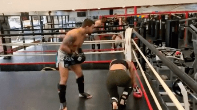 Mike Perry drops girlfriend with body shot in sparring Mike Perry drops girlfriend with body shot in sparring
