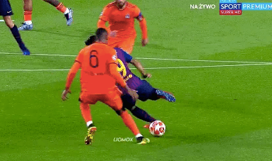 Luis Suarez nutmeg steals Lyon player’s soul without him even touching the ball Luis Suarez nutmeg steals Lyon player’s soul without him even touching the ball