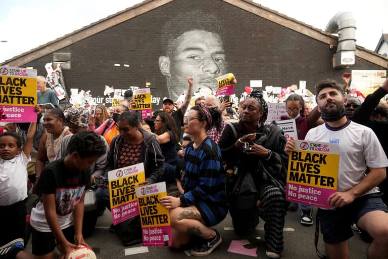 People take knee at vigil outside Manchester mural as kid thanks Rashford for dinner People take knee at vigil outside Manchester mural as kid thanks Rashford for dinner