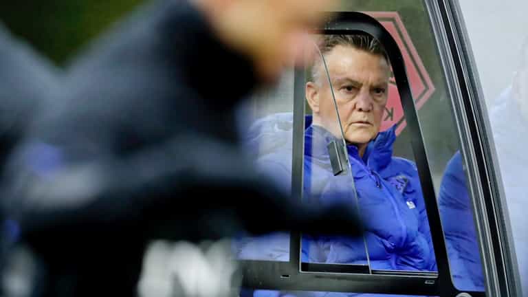 Netherlands coach Louis Van Gaal in ‘a lot of pain’ after falling off bicycle Netherlands coach Louis Van Gaal in ‘a lot of pain’ after falling off bicycle