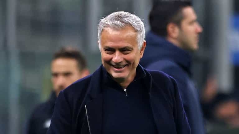 Jose Mourinho claims managers at Man United are ‘no longer expected to lift titles’ Jose Mourinho claims managers at Man United are ‘no longer expected to lift titles’