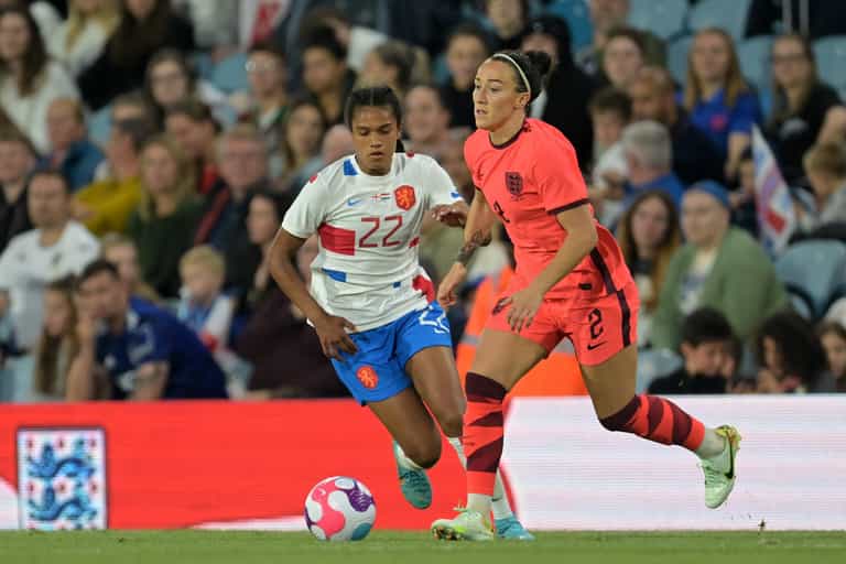 Fans complain about away kit clash in England women’s friendly Fans complain about away kit clash in England women’s friendly