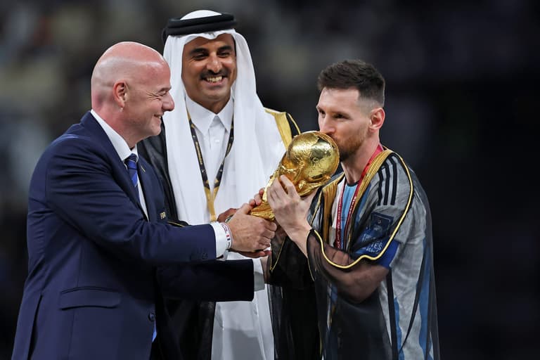 The meaning behind ‘robe’ that was put on Messi for World Cup ceremony The meaning behind ‘robe’ that was put on Messi for World Cup ceremony