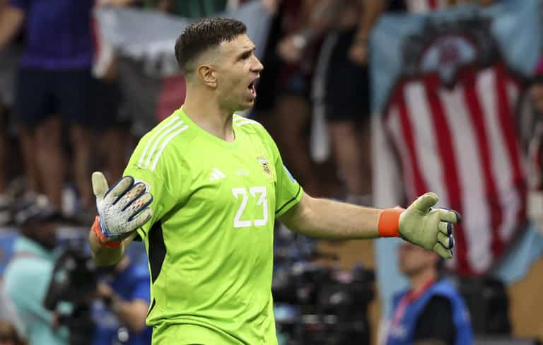 Emi Martinez taunts Kylian Mbappé in Argentina dressing room in celebrations Emi Martinez taunts Kylian Mbappé in Argentina dressing room in celebrations