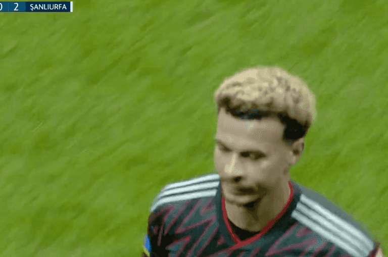 Dele Alli booed off by Beşiktaş fans after being subbed 28 minutes into game Dele Alli booed off by Beşiktaş fans after being subbed 28 minutes into game