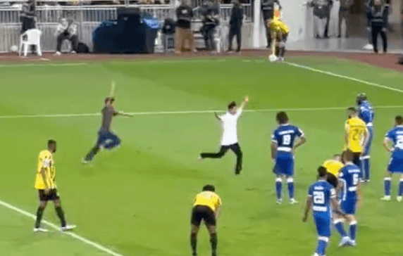 Fans invade pitch and perform Cristiano Ronaldo ‘SIU’ celebration during Saudi league match Fans invade pitch and perform Cristiano Ronaldo ‘SIU’ celebration during Saudi league match