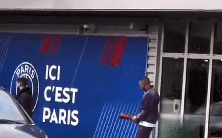 Kylian Mbappé recreates Emiliano Martínez’s crude World Cup celebration Kylian Mbappé recreates Emiliano Martínez’s crude World Cup celebration