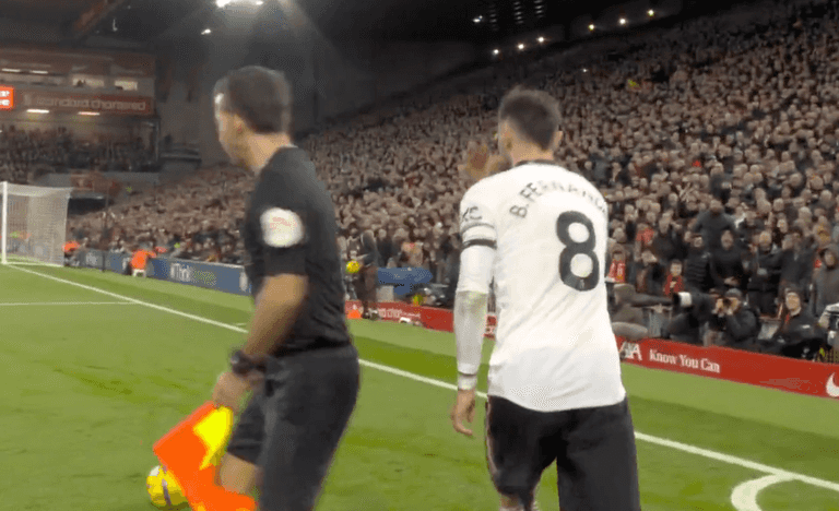 Former Premier League referee says Bruno Fernandes “manhandled” against Liverpool Former Premier League referee says Bruno Fernandes “manhandled” against Liverpool