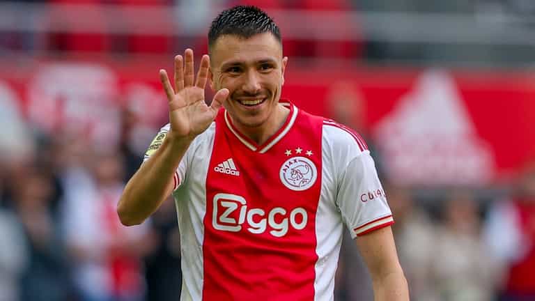 Ajax midfielder Steven Berghuis apologises for punching supporter Ajax midfielder Steven Berghuis apologises for punching supporter