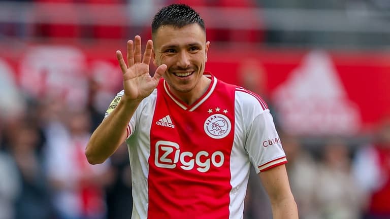 Ajax midfielder Steven Berghuis apologises for punching supporter Ajax midfielder Steven Berghuis apologises for punching supporter