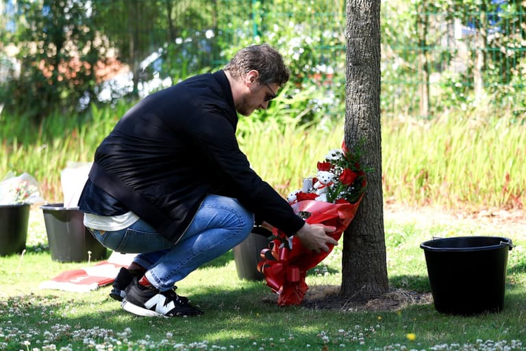 Fans leave tributes to Diogo Jota outside Anfield Fans leave tributes to Diogo Jota outside Anfield