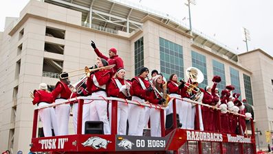 Vine: Arkansas fan tries and tries and tries to use smart phone with winter gloves