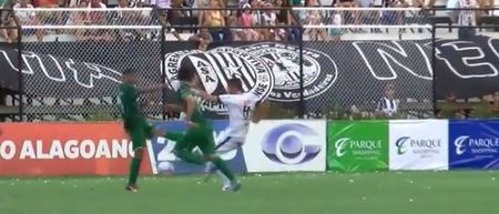 Video: Brazilian footballer levels opponent with a flying knee that Jose Aldo would be proud of