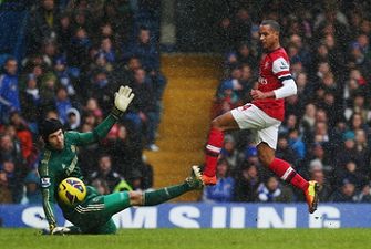 Theo Walcott chose a strange way to welcome Petr Cech to Arsenal